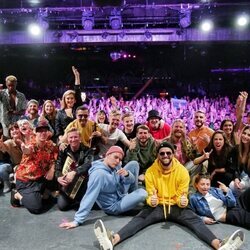 Los representantes de Eurovisión 2022 posan en el escenario de la PreParty 2022 de Madrid