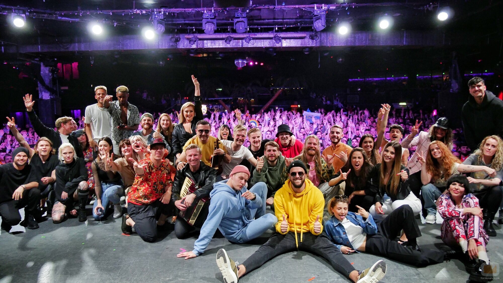 Los representantes de Eurovisión 2022 posan en el escenario de la PreParty 2022 de Madrid