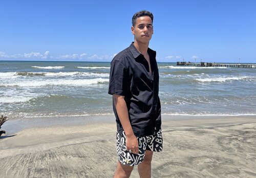 Anuar Beno posa en las playas de 'Supervivientes 2022'