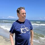 Juan Muñoz posa en las playas de 'Supervivientes 2022'