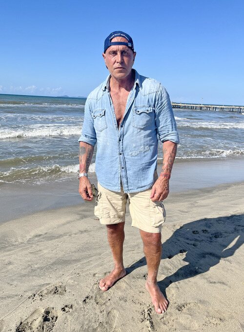 Kiko Matamoros posa en las playas de 'Supervivientes 2022'