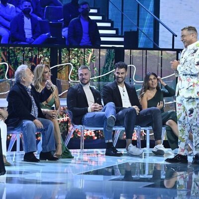 Jorge Javier Vázquez con algunos defensores en la Gala 1 de 'Supervivientes 2022'