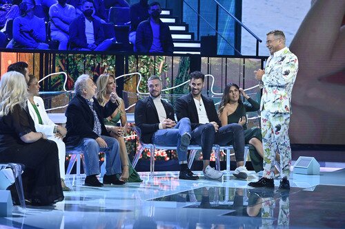 Jorge Javier Vázquez con algunos defensores en la Gala 1 de 'Supervivientes 2022'