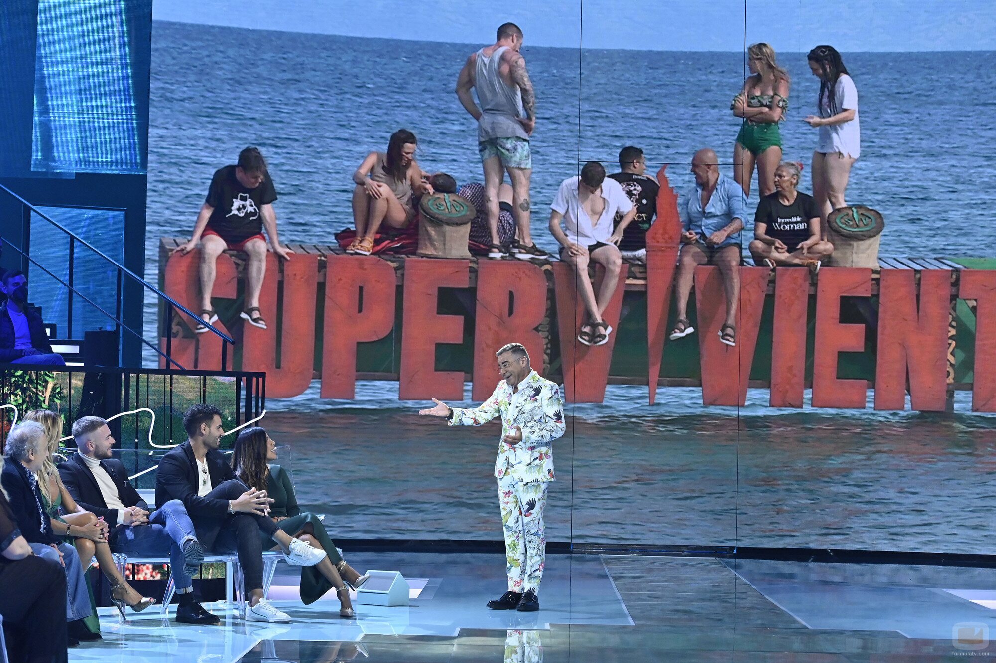 Asraf Beno e Isa Pantoja hablan con Jorge Javier Vázquez en la Gala 1 de 'Supervivientes 2022'