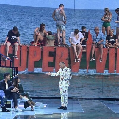Asraf Beno e Isa Pantoja hablan con Jorge Javier Vázquez en la Gala 1 de 'Supervivientes 2022'