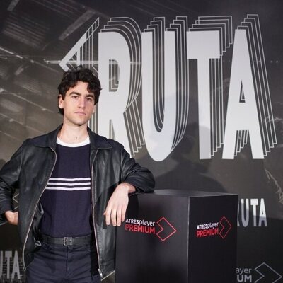 Àlex Monner posa en la rueda de prensa de 'La Ruta'