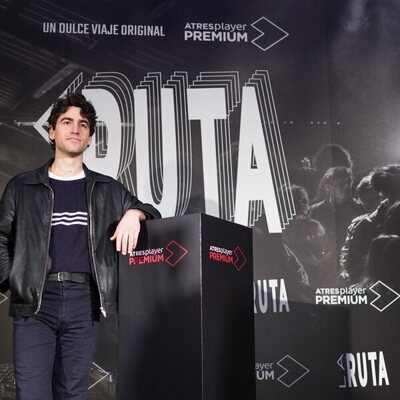 Àlex Monner posa en la presentación de 'La Ruta'