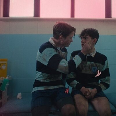 Nick Nelson limpia una herida a Charlie Spring en 'Heartstopper'