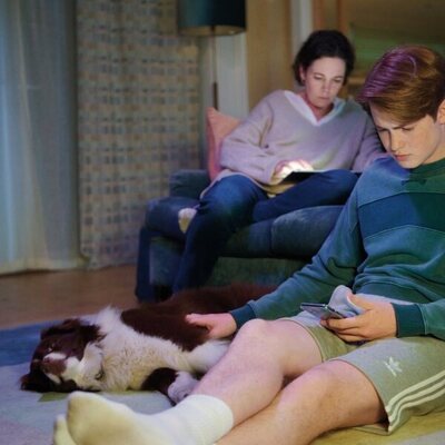Nick Nelson junto a su madre y su perro en 'Heartstopper'