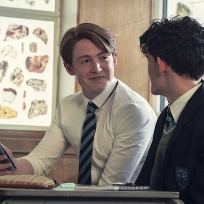 Nick Nelson sonríe en clase a Charlie Spring en 'Hearstopper'