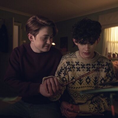 Charlie enseña a Nick a tocar la batería en 'Heartstopper'
