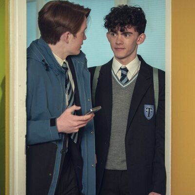 Nick Nelson entra en clase junto a Charlie Spring en 'Heartstopper'