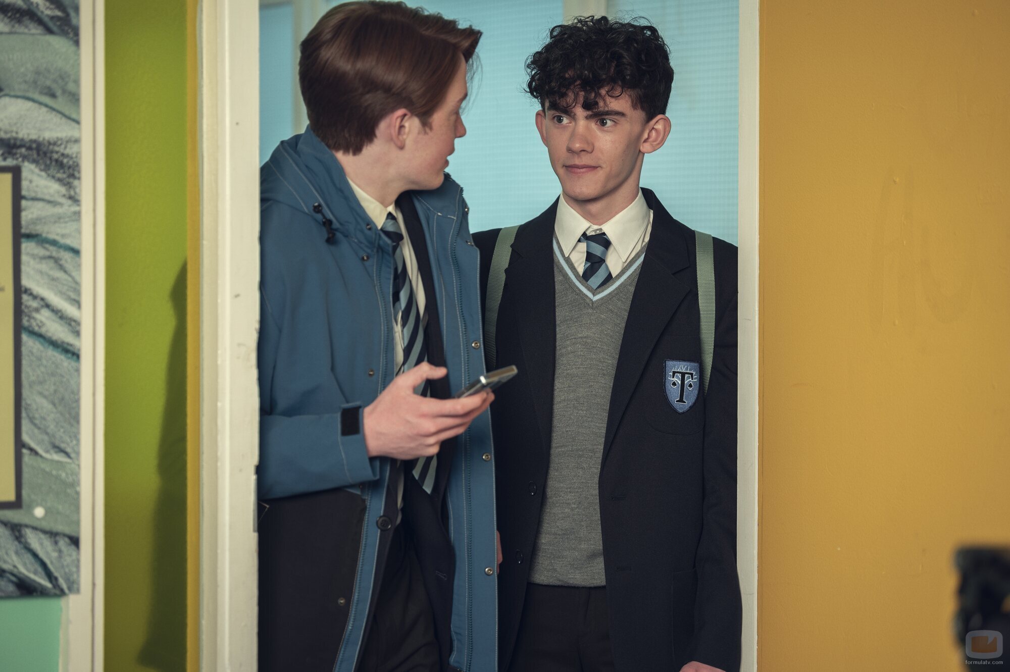 Nick Nelson entra en clase junto a Charlie Spring en 'Heartstopper'