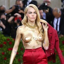 Cara Delevinge, en topless durante la MET Gala 2022