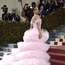 Tessa Thompson y su pomposo vestido rosa en la MET Gala 2022