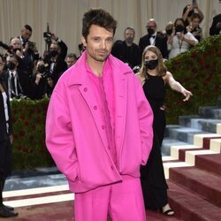 Sebastian Stan viste de rosa en la MET Gala 2022
