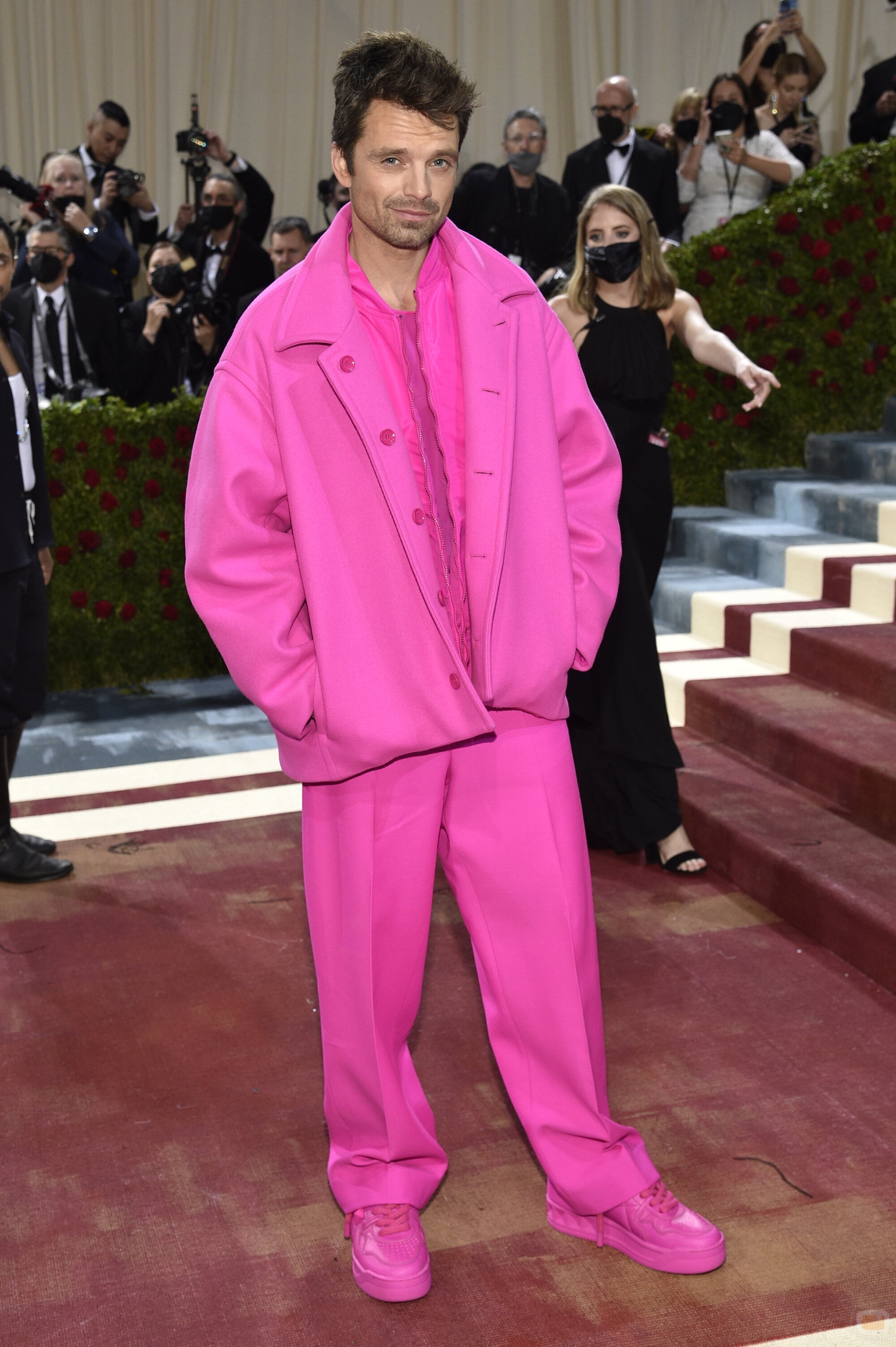 Sebastian Stan viste de rosa en la MET Gala 2022