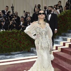 Posado de Rosalía con gafas de sol, en la MET Gala 2022