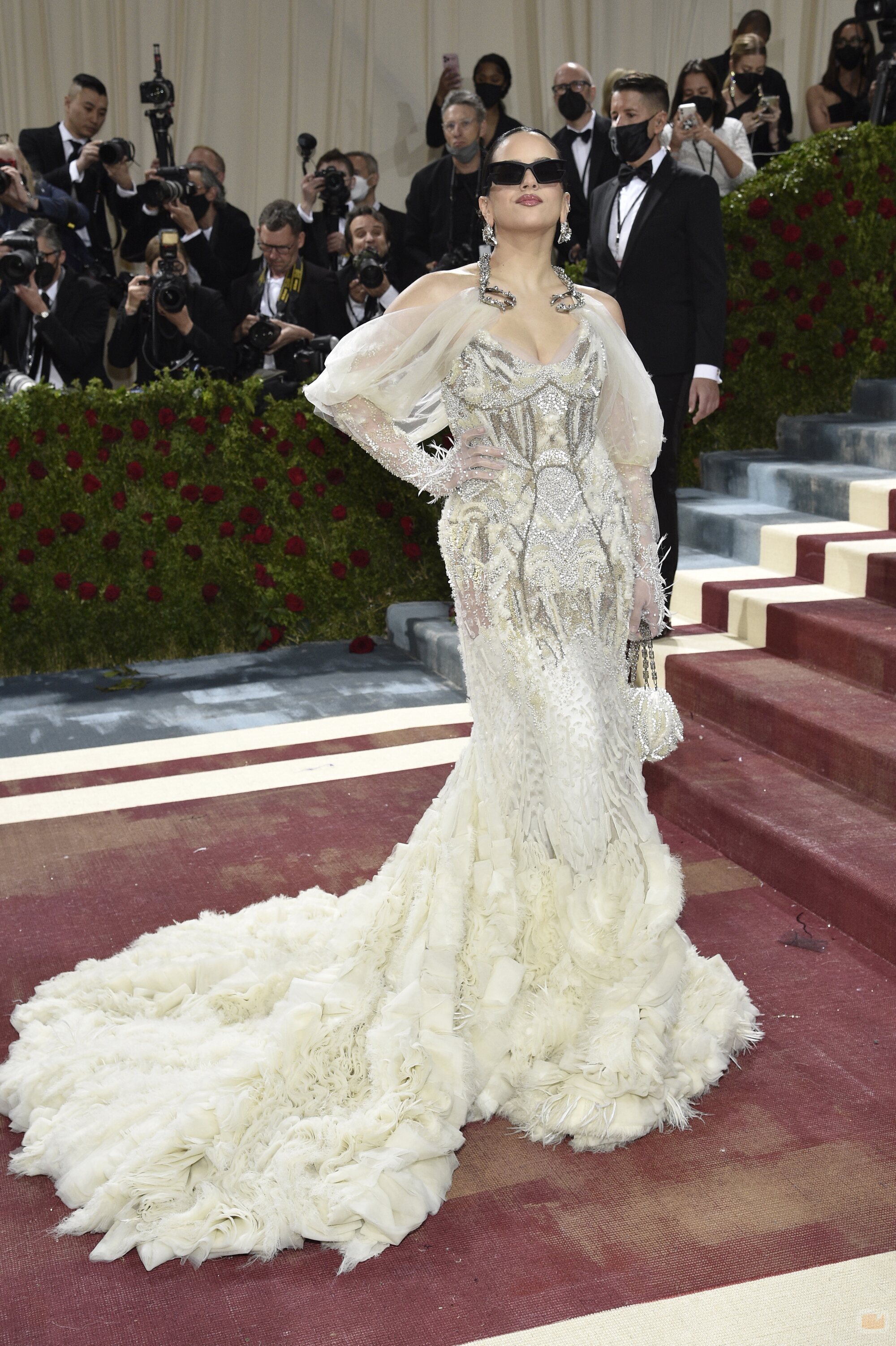 Posado de Rosalía con gafas de sol, en la MET Gala 2022