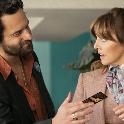 Jake Johnson y Ophelia Lovibond