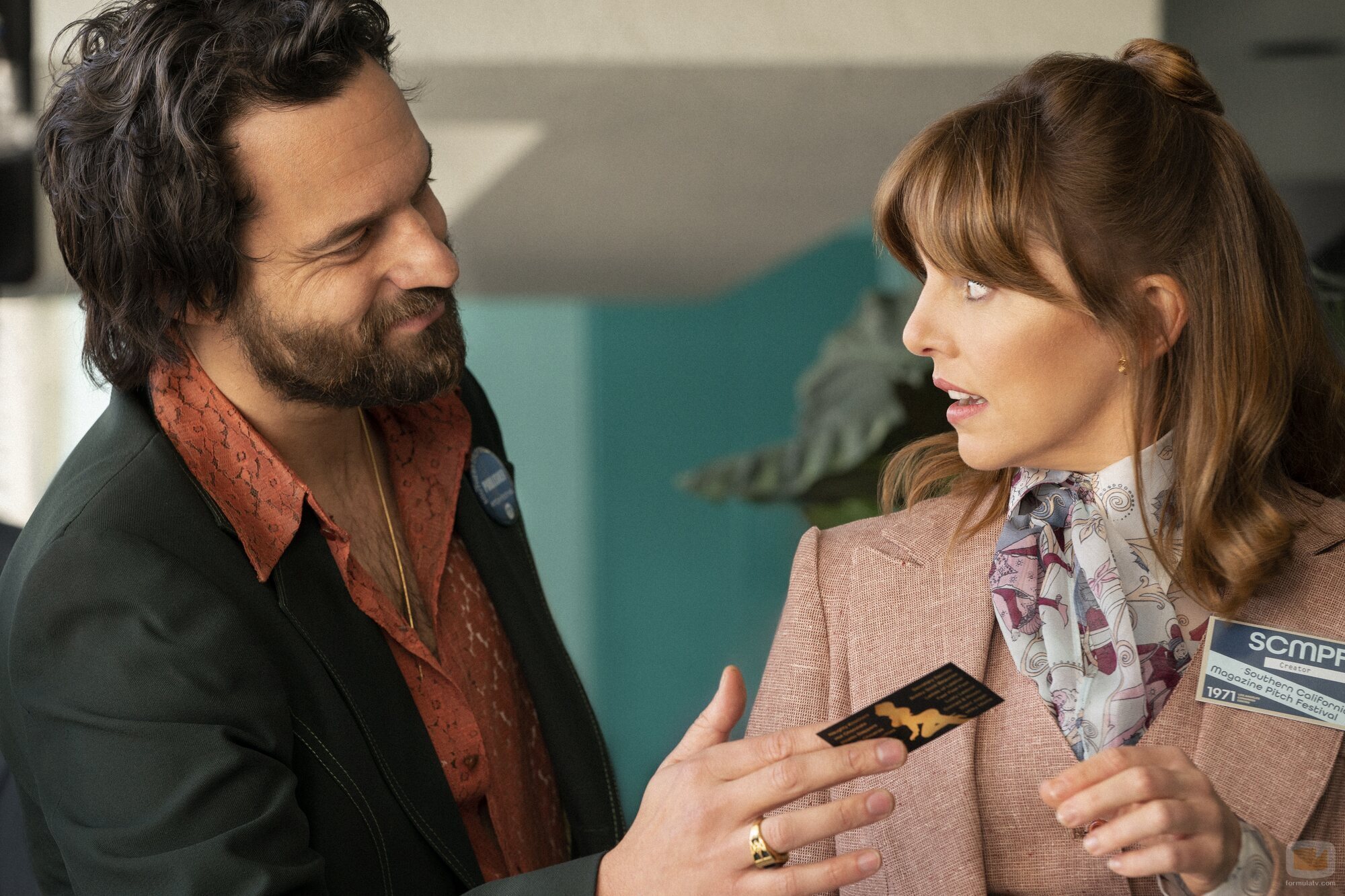 Jake Johnson y Ophelia Lovibond