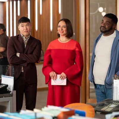 Maya Rudolph junto a los protagonistas de 'Loot'