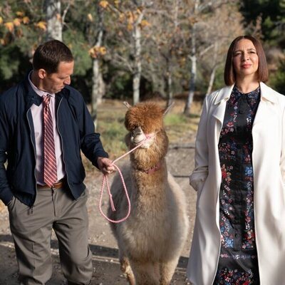 Nat Faxon y Maya Rudolph en 'Loot'