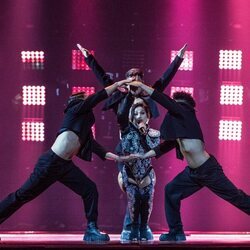 Los bailarines, interactuando con Chanel en el primer ensayo de "SloMo" para Eurovisión 2022