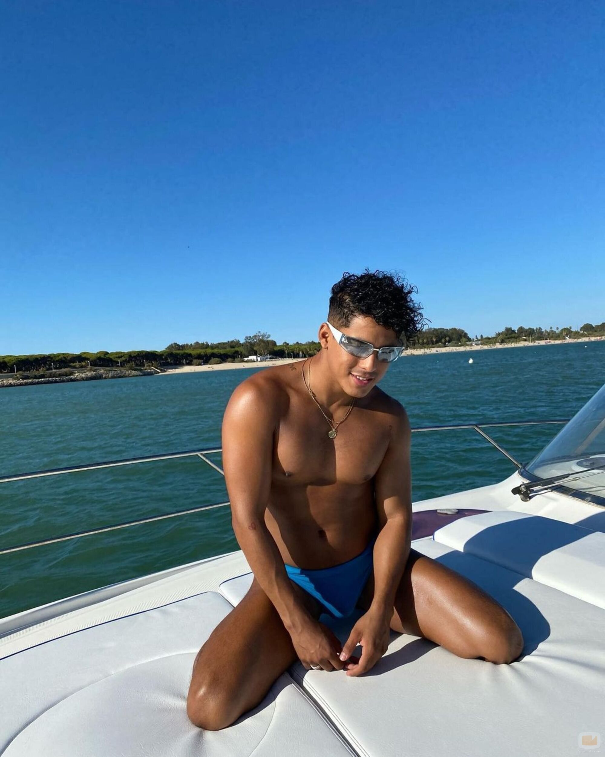 Josh Huerta, bailarín de Chanel, en la cubierta de un barco