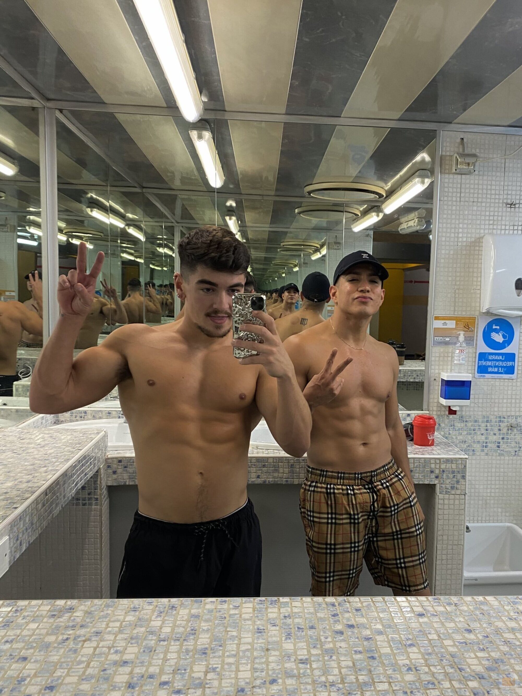 Pol Soto y Exon Arcos, luciendo torso durante Eurovisión 2022