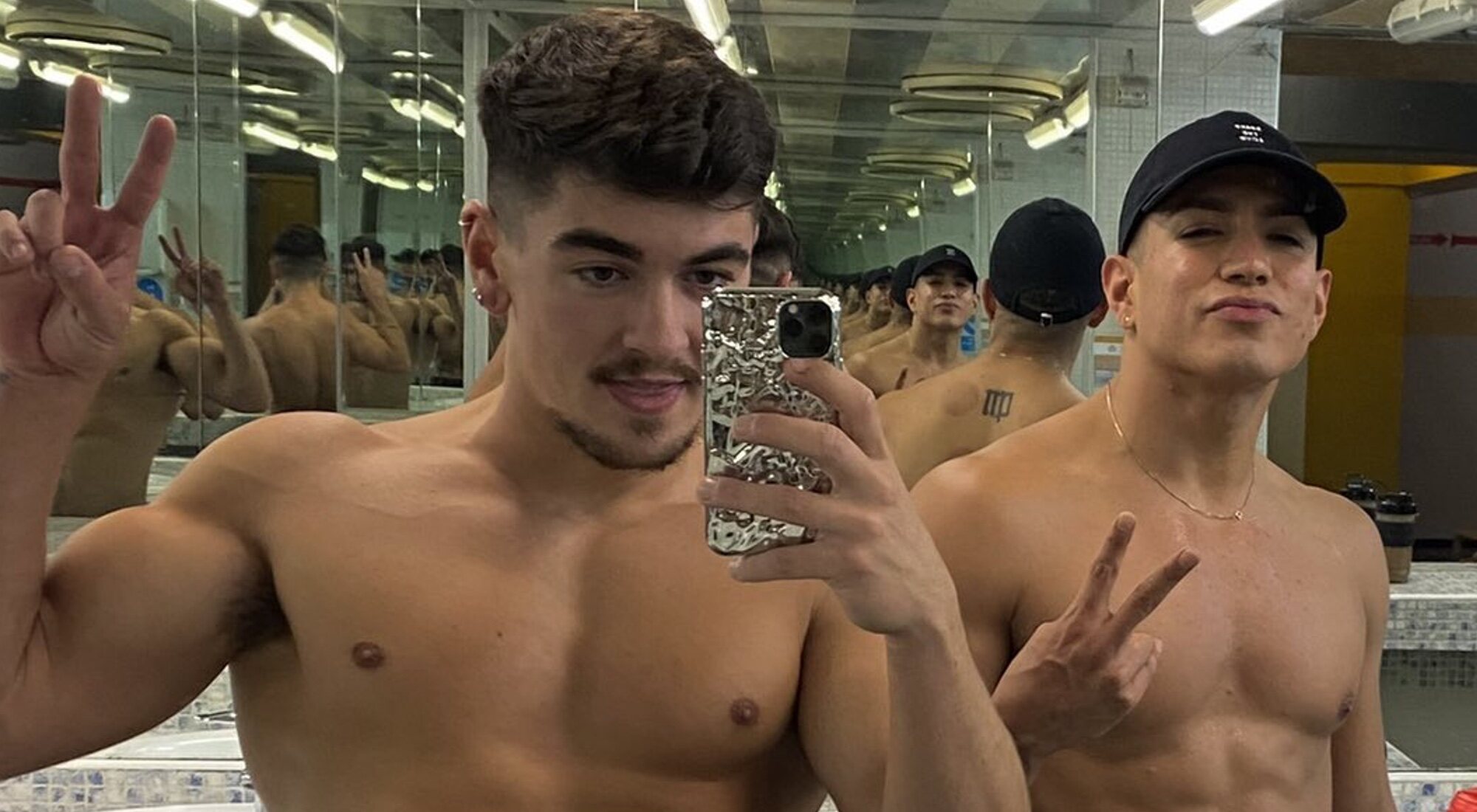 Pol Soto y Exon Arcos, luciendo torso durante Eurovisión 2022