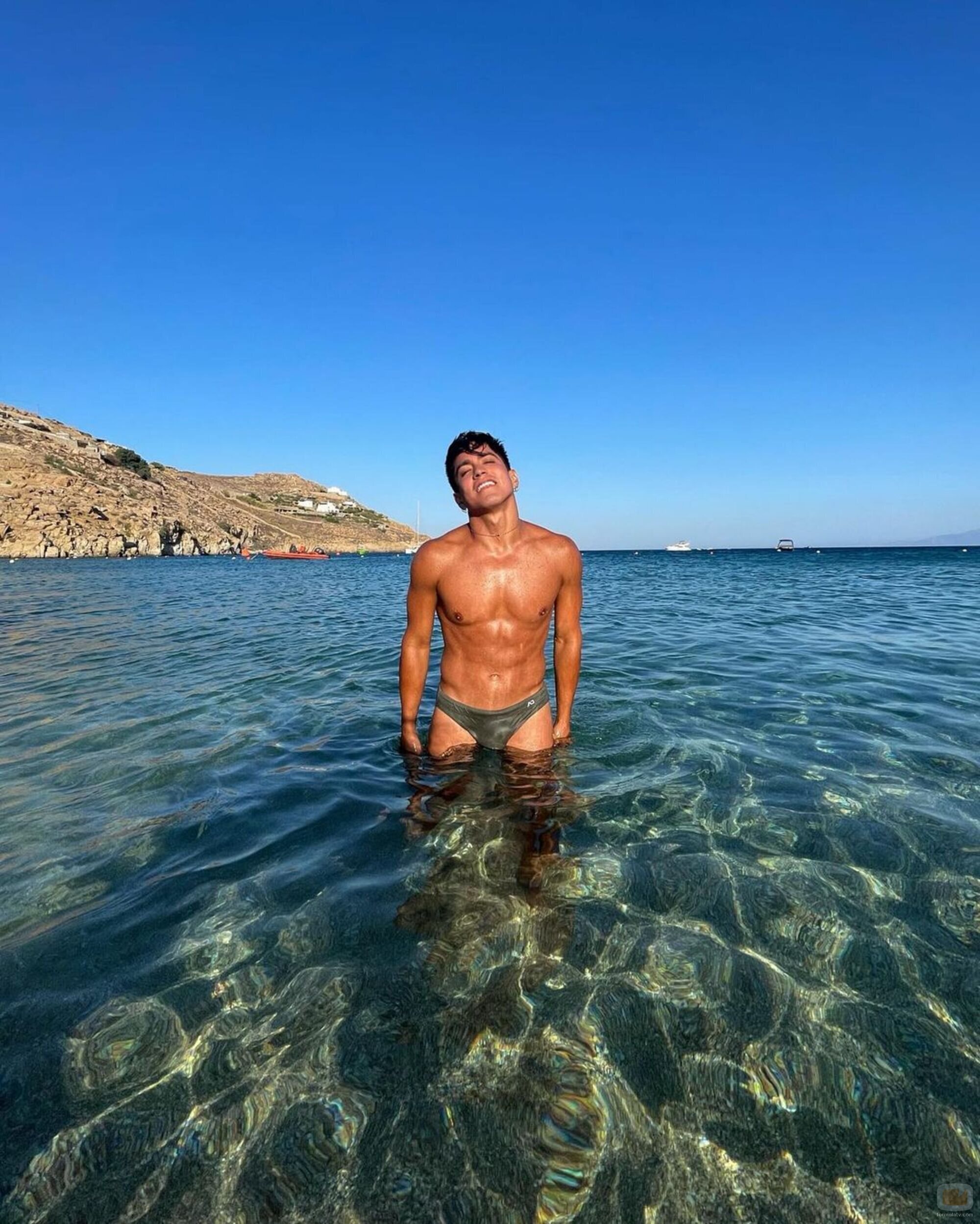 El bailarín Exon Arcos, luciendo torso en verano