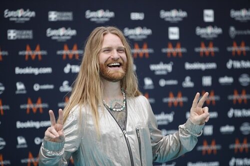 Sam Ryder, representante de Reino Unido, en la Turquioise Carpet de Eurovisión 2022