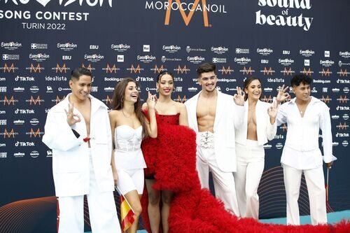 Chanel Terrero y sus bailarines, en la Turquoise Carpet de Eurovsión 2022
