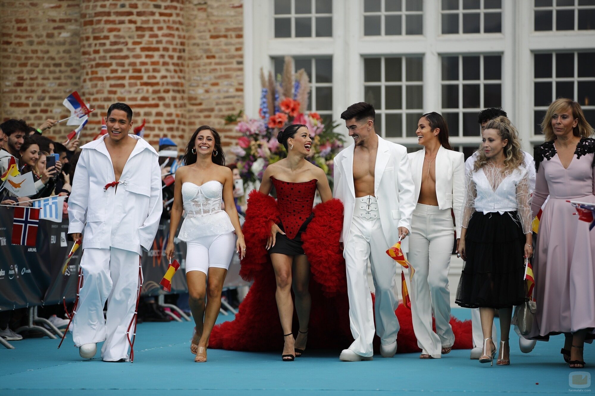 Chanel Terrero, sus bailarines y Eva Mora, en la Turquoise Carpet de Eurovisión 2022