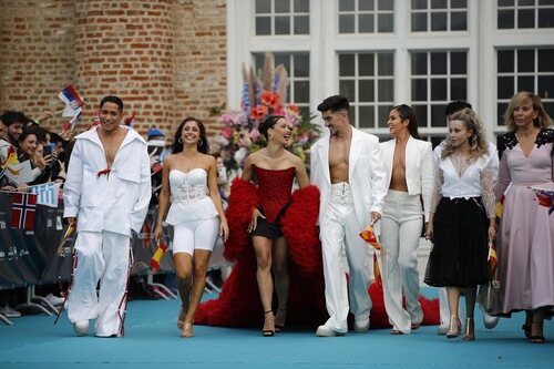 Chanel Terrero, sus bailarines y Eva Mora, en la Turquoise Carpet de Eurovisión 2022