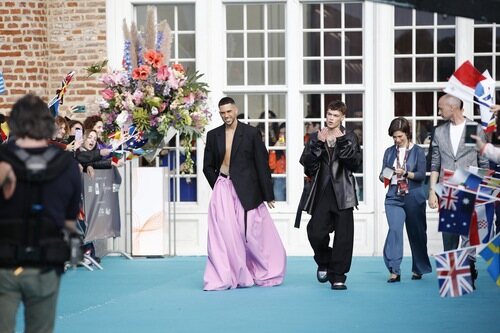 Los italianos Mahmood y Blanco, caminando en la Turquoise Carpet de Eurovisión 2022