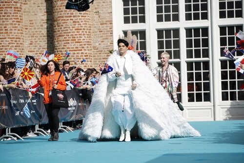 Sheldon Riley, representante de Australia, en la Turquoise Carpet de Eurovisión 2022