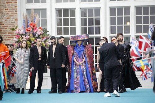 Ronela Hajati, representante de Albania, en la Turquoise Carpet de Eurovisión 2022