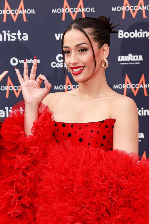 Chanel, haciendo el símbolo de "SloMo", en la Turquoise Carpet de Eurovisión 2022