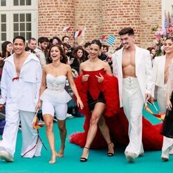 Chanel y sus bailarines, caminando en la Turquioise Carpet de Eurovisión 2022