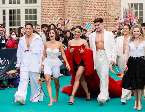 Chanel y sus bailarines, caminando en la Turquioise Carpet de Eurovisión 2022