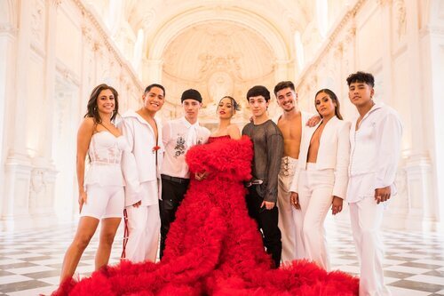 Chanel y su equipo de baile en la Galería Grande durante la ceremonia de apertura de Eurovisión 2022