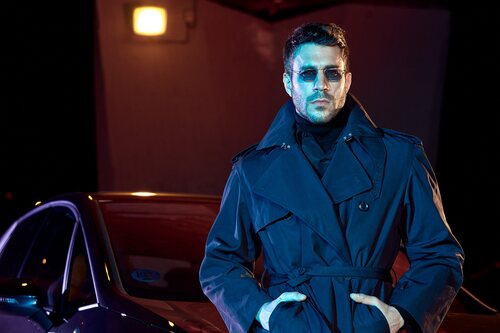 Posado de Daniel Tatay para Rísbel, con gabardina y gafas de sol