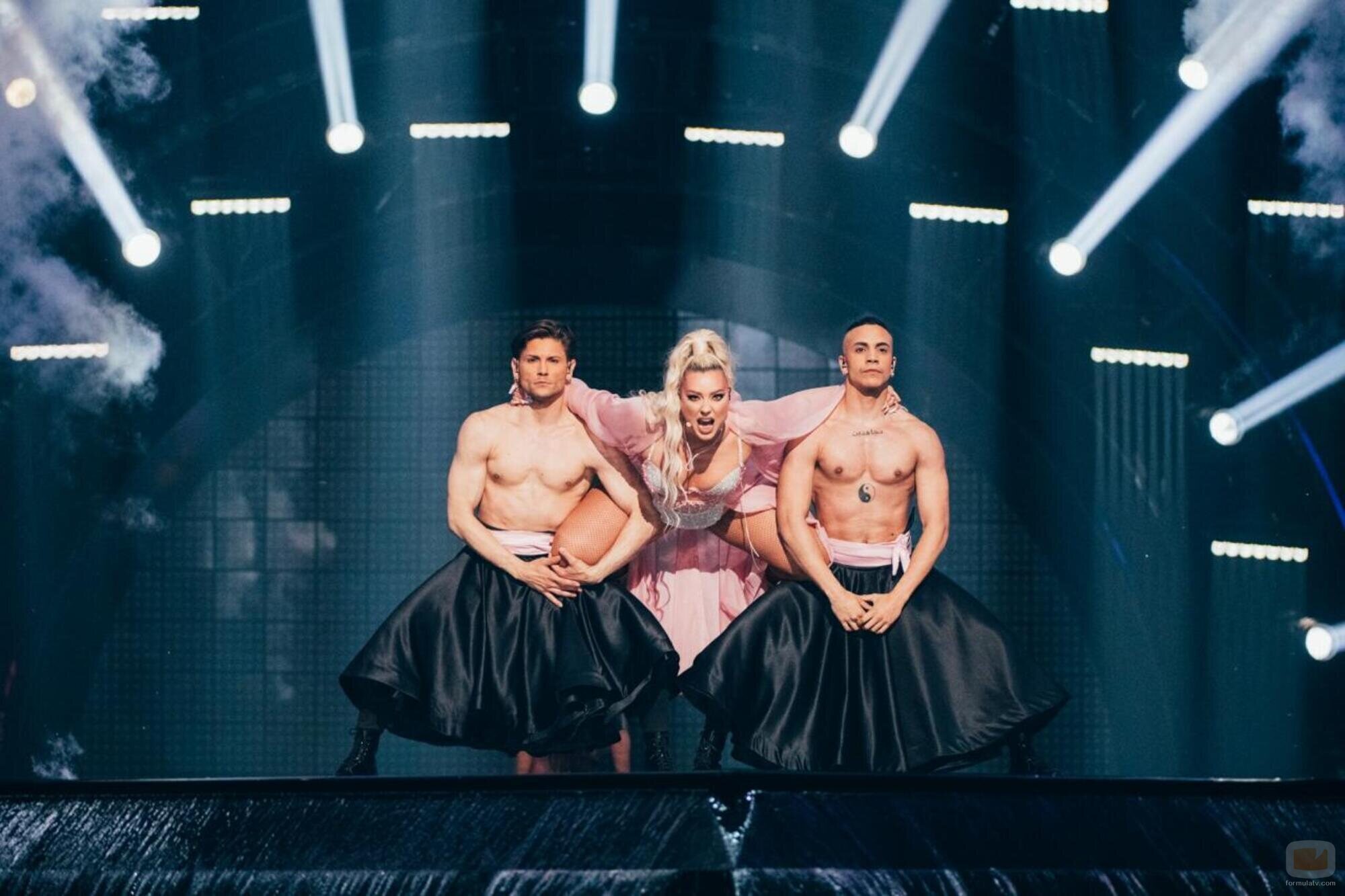 Ronela Hajati, representante de Albania, en la Semifinal 1 de Eurovisión 2022