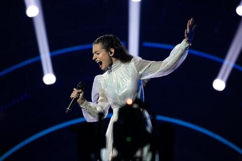 Amanda Tenfjord, representante de Grecia, en la Semifinal 1 de Eurovisión 2022