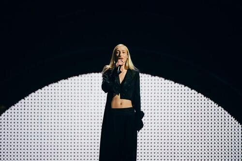 S10, representante de Países Bajos, en la Semifinal 1 de Eurovisión 2022