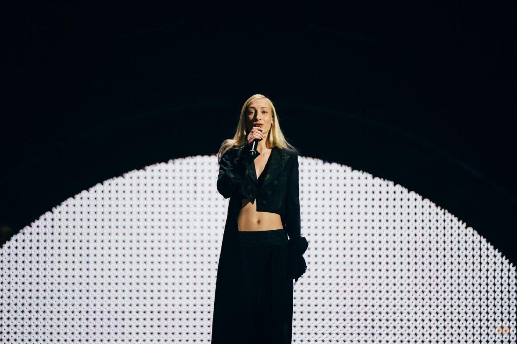 S10, representante de Países Bajos, en la Semifinal 1 de Eurovisión 2022