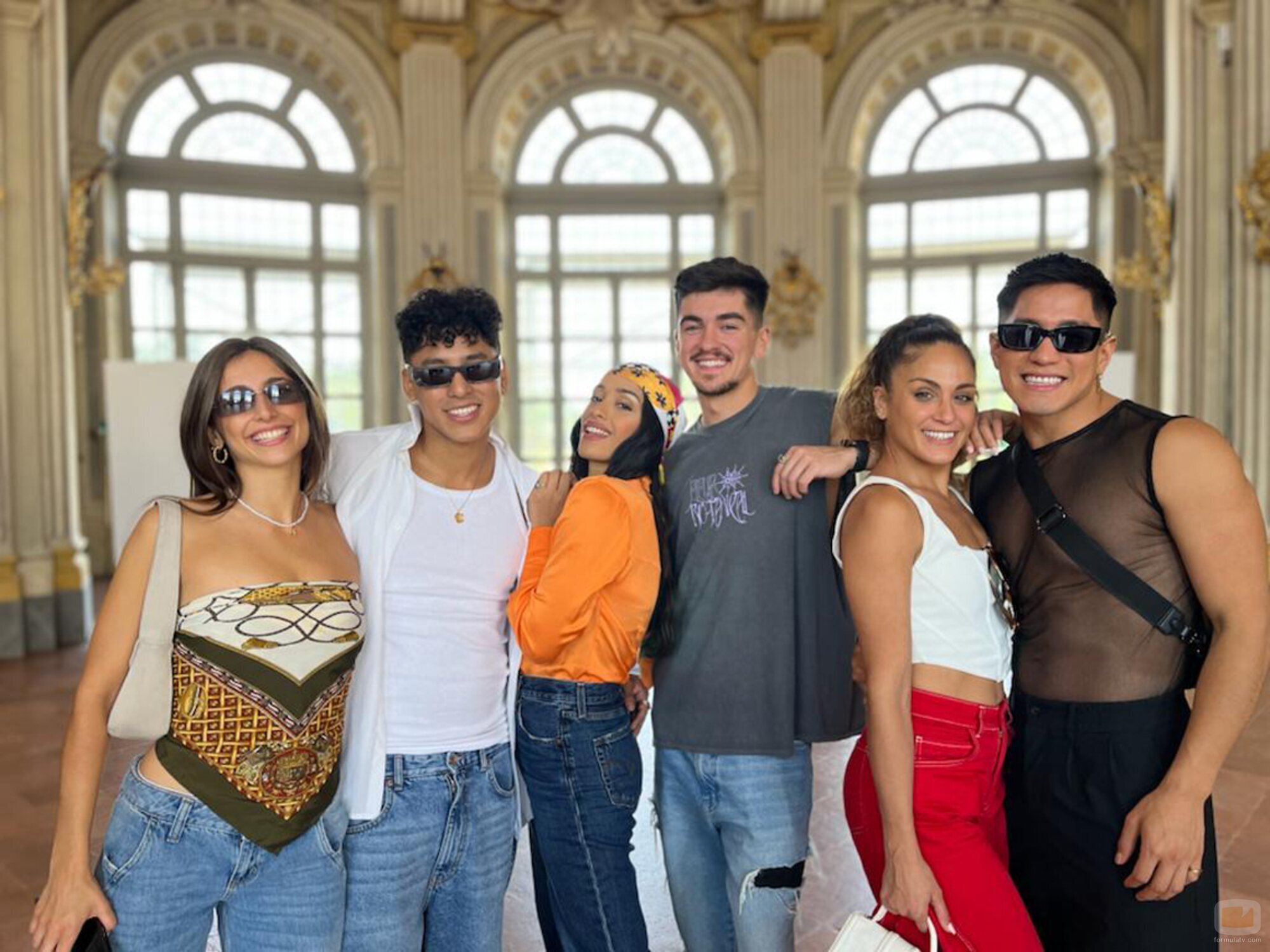 Posado de Chanel Terrero y sus bailarines durante Eurovisión 2022