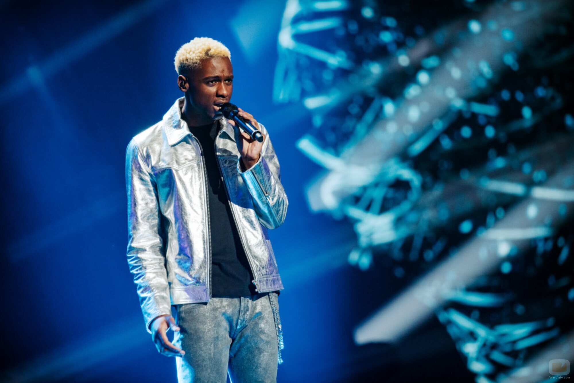 Jéremié Makiese, representante de Bélgica, en la final de Eurovisión 2022